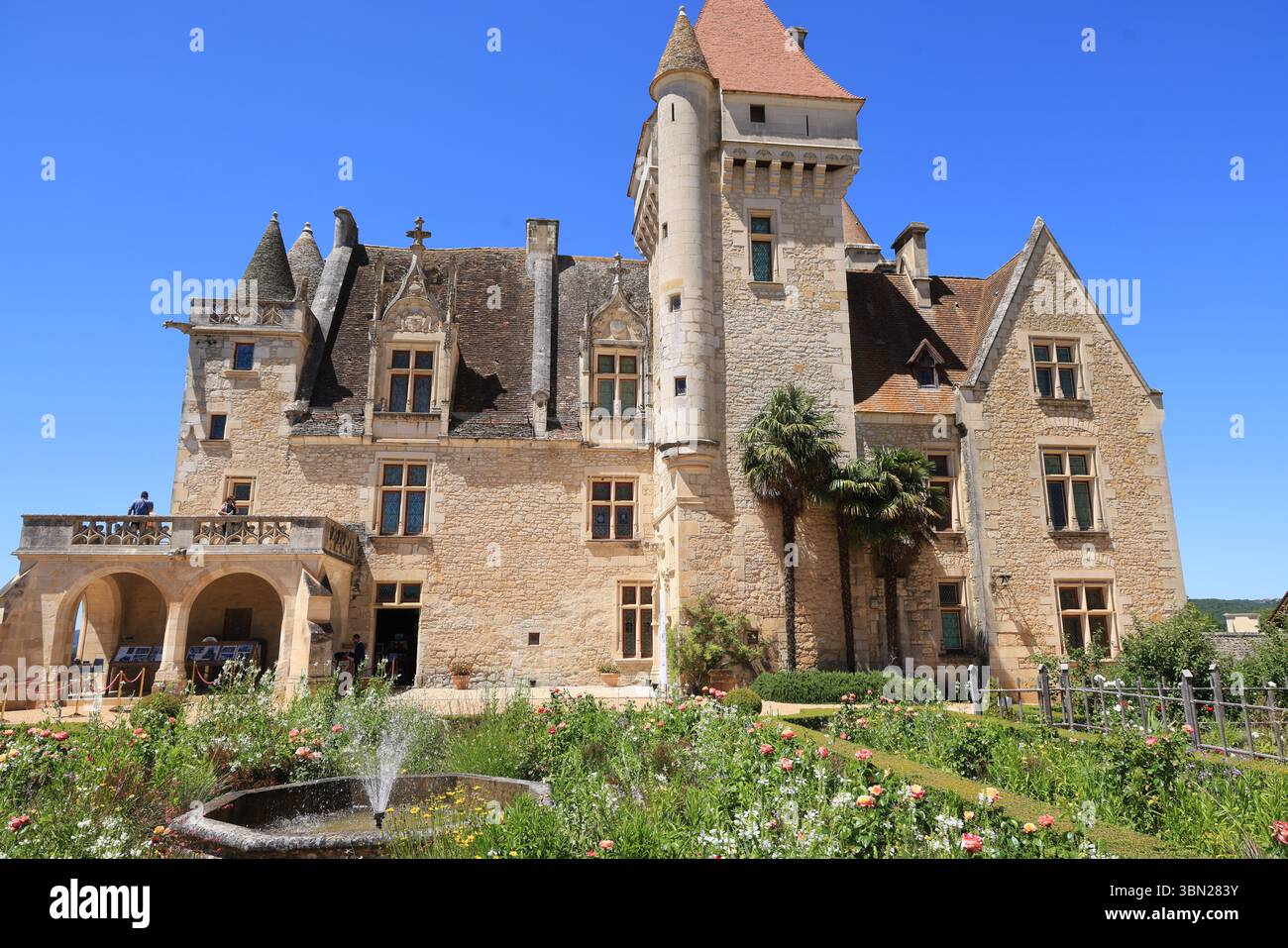 Le Château des Milandes, ancienne demeure de Joséphine Baker en Périgord Noir dans le Sud-Ouest de la France (Château, parc, ferme, chapelle). Banque D'Images Le Château des Milandes, ancienne demeure de Joséphine Baker en Périgord Noir dans le Sud-Ouest de la France (Château, parc, ferme, chapelle). Banque D'Images