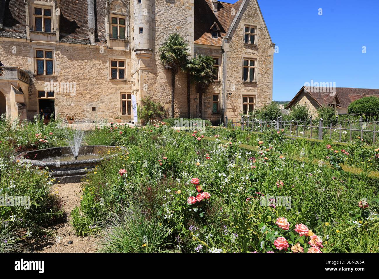 Le Château des Milandes, ancienne demeure de Joséphine Baker en Périgord Noir dans le Sud-Ouest de la France (Château, parc, ferme, chapelle). Banque D'Images Le Château des Milandes, ancienne demeure de Joséphine Baker en Périgord Noir dans le Sud-Ouest de la France (Château, parc, ferme, chapelle). Banque D'Images