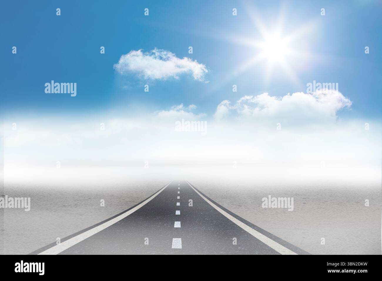 L'autoroute droite à deux voies traverse une plaine désertique brumeuse dans un style plat, avec des lignes pointillées Banque D'Images