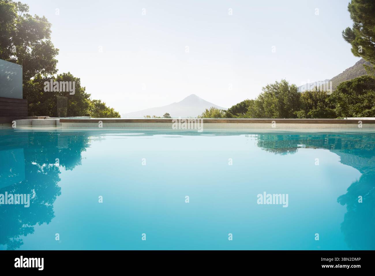 Piscine contre ciel dégagé Banque D'Images