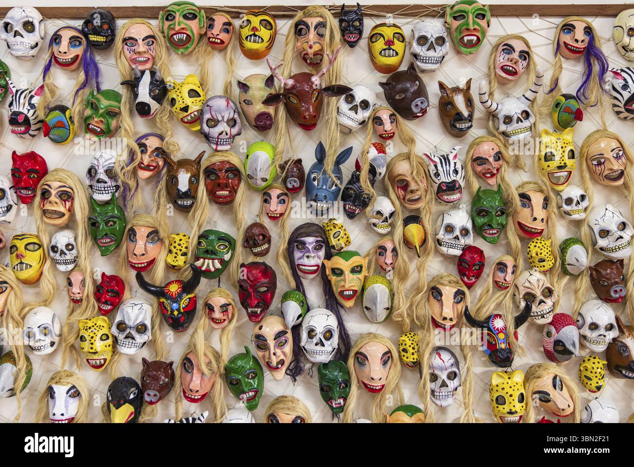 Masaya, Nicaragua - 18 mars 2024 : collection effrayante de masques de festival au Museum del Folcolor dans la ville de Masaya au Nicaragua en Amérique centrale. Concentrez-vous sur la danse Banque D'Images