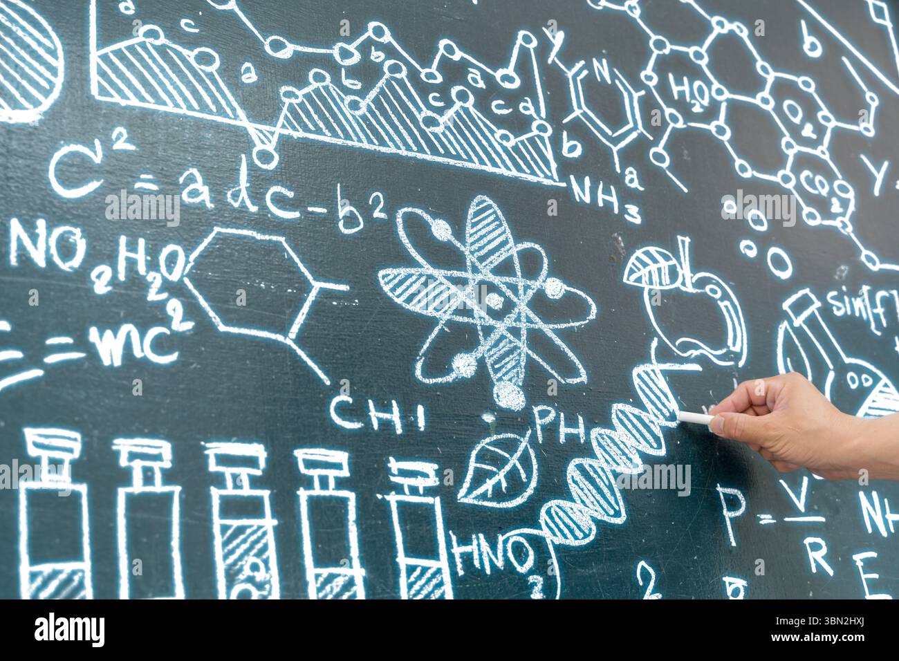 Gros plan d'une main dessinant une hélice d'ADN, des structures atomiques et des formules chimiques sur un tableau noir. Parfait pour la science, la chimie, la biologie, la recherche, l'auberge Banque D'Images