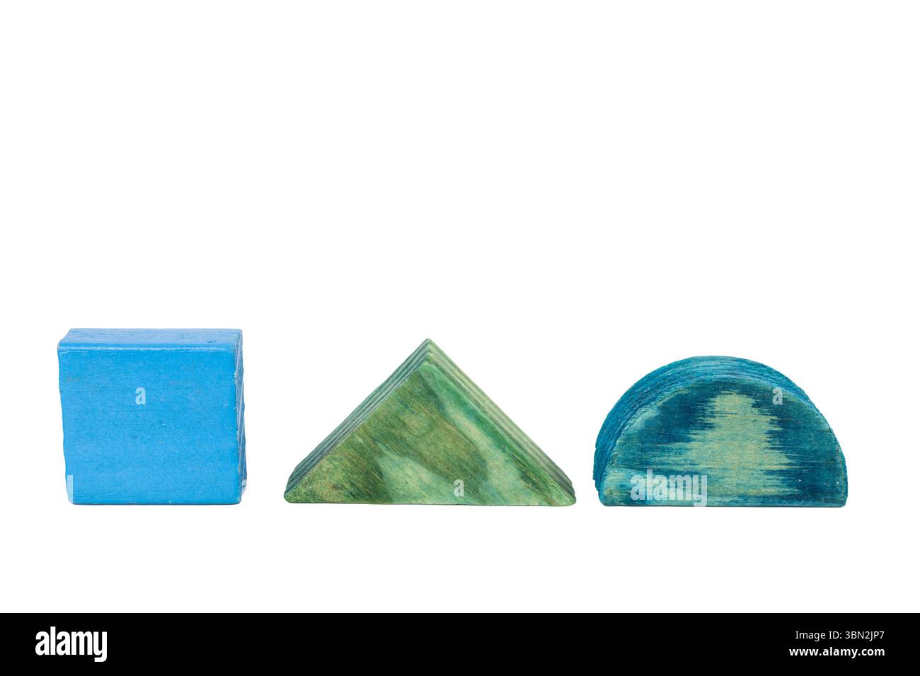 Trio de blocs de bois en formes carrées, triangulaires et demi-cercle isolé sur fond blanc Banque D'Images