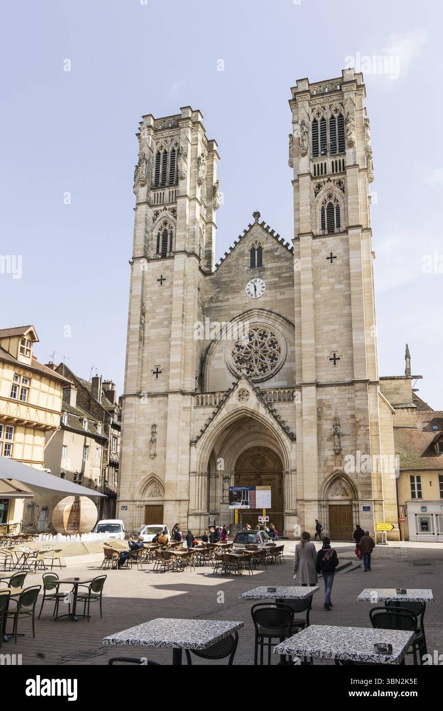 Chalon-sur-Saône, France - 30 avril 2024 : paysage urbain avec Cathédrale Saint-Vincent sur la place Saint-Vincent à Chalon-sur-Saône en Bourgogne en F. Banque D'Images Chalon-sur-Saône, France - 30 avril 2024 : paysage urbain avec Cathédrale Saint-Vincent sur la place Saint-Vincent à Chalon-sur-Saône en Bourgogne en F. Banque D'Images