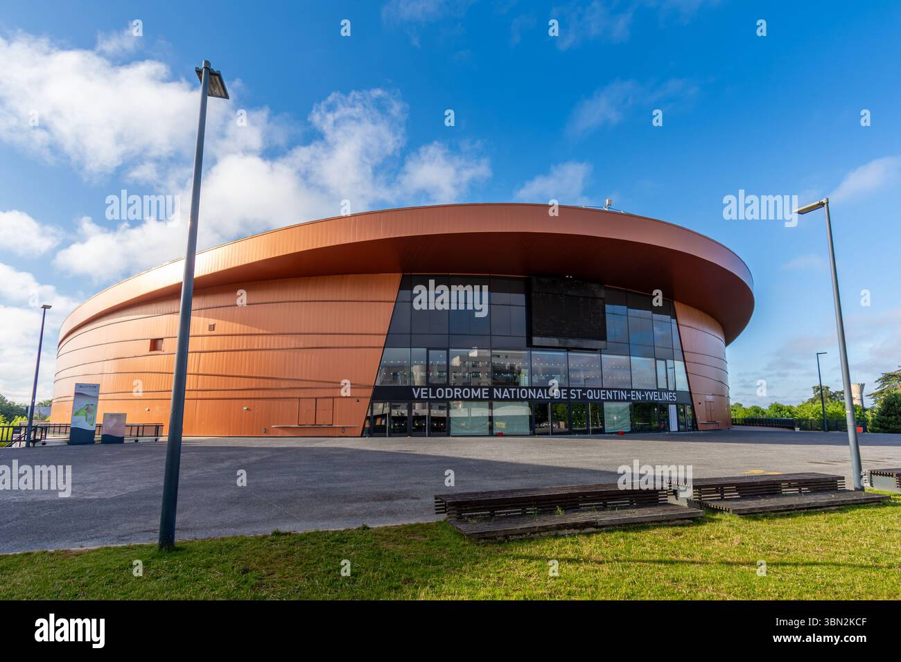 Vue extérieure du vélodrome national de Saint-Quentin-en-Yvelines, situé à Montigny-le-Bretonneux, France, dans le département français des Yvelines Banque D'Images