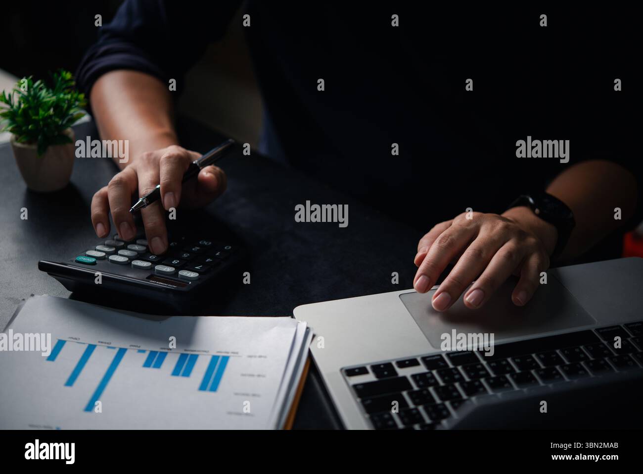 Processus comptable avec calculatrice, graphique d'affaires et ordinateur portable, finance de petite entreprise, stratégie de planification et gestion financière personnelle ou professionnelle Banque D'Images