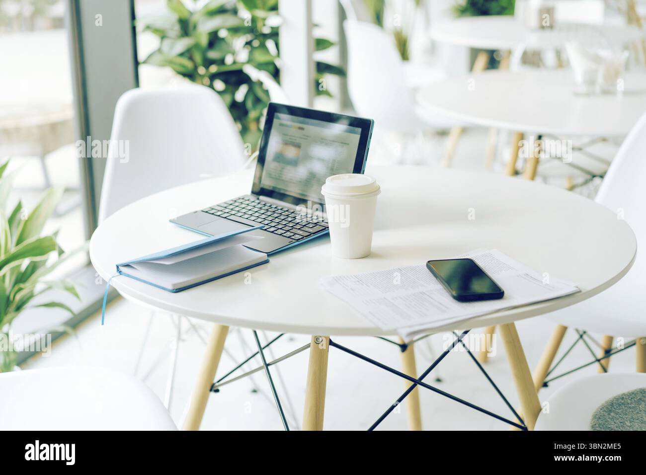 Lieu de travail d'un responsable à distance, briefing d'entreprise, accès gratuit. Un lieu de travail créatif, une belle table lumineuse près d'une grande fenêtre Banque D'Images
