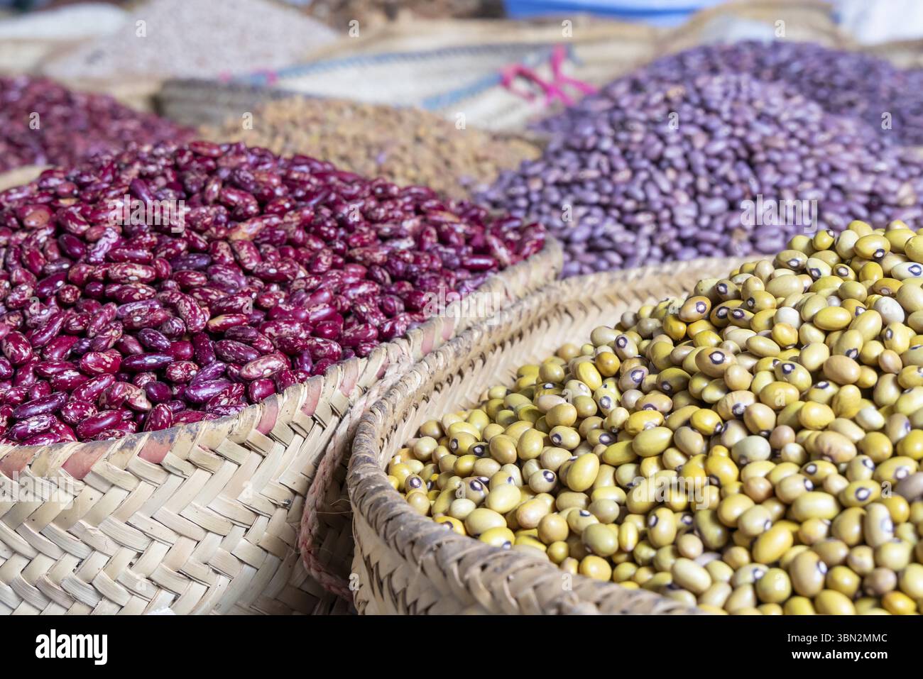 Variété de haricots africains dans des paniers sur le marché à Arusha en Tanzanie Afrique de l'est Banque D'Images