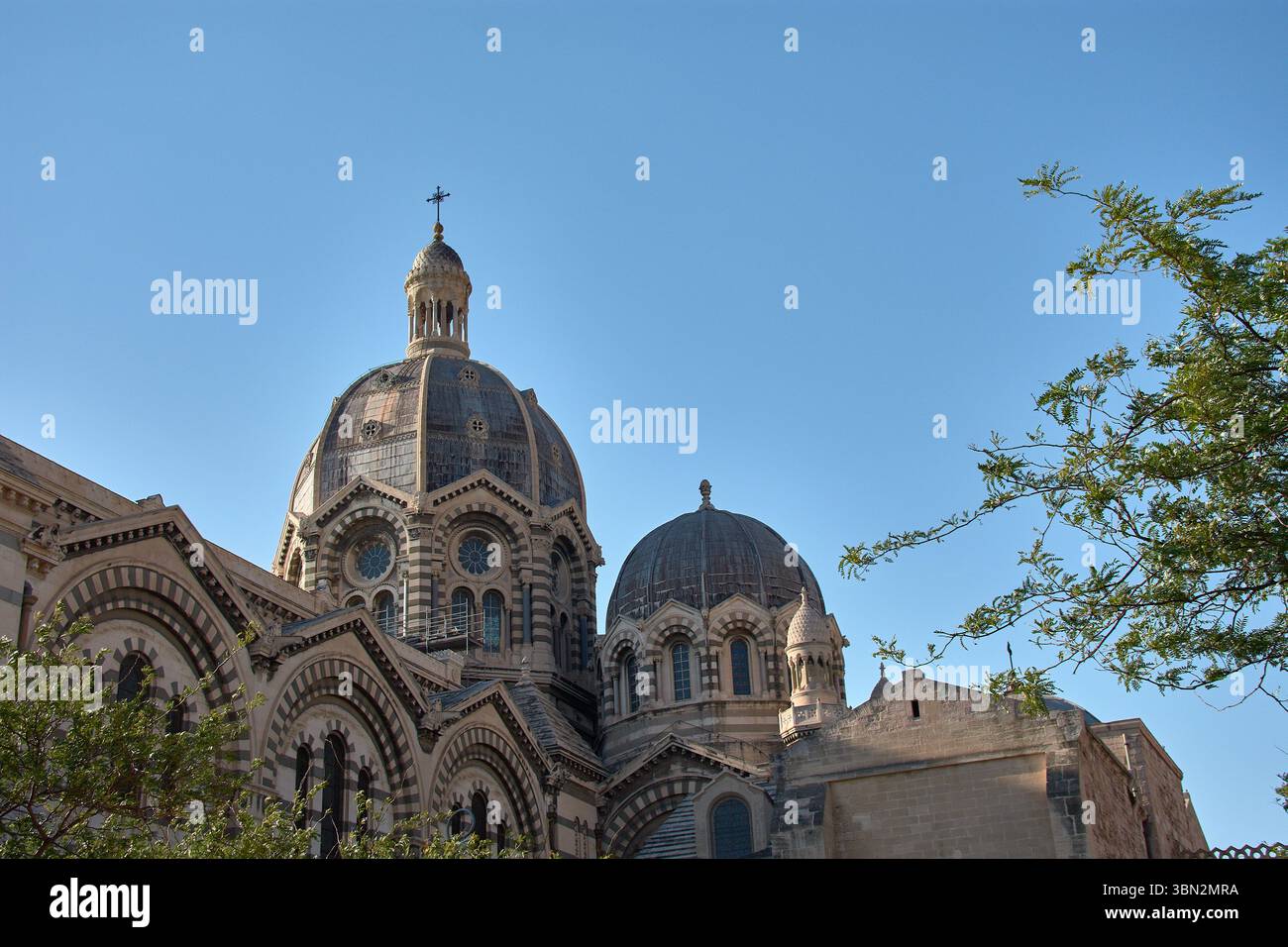 La cathédrale de Marseille, Sainte-Marie-majeure, s’élève avec ses grands dômes en pierre et ses tours bicolores, soulignant la monumentalité de son néo-byzantine Banque D'Images