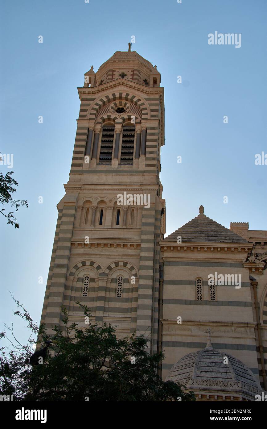 La cathédrale de Marseille, Sainte-Marie-majeure, s’élève avec ses grands dômes en pierre et ses tours bicolores, soulignant la monumentalité de son néo-byzantine Banque D'Images