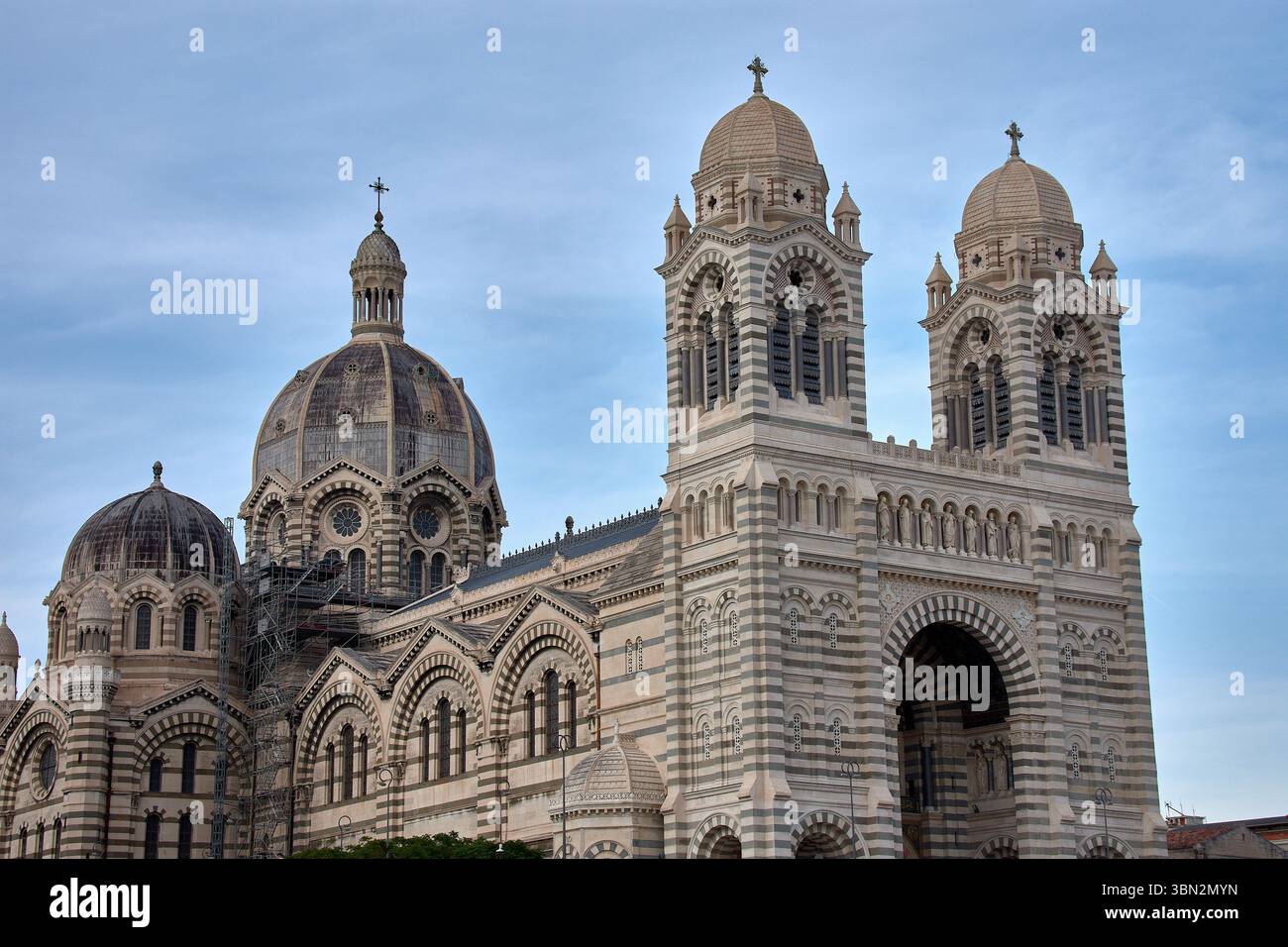 La cathédrale de Marseille, Sainte-Marie-majeure, s’élève avec ses grands dômes en pierre et ses tours bicolores, soulignant la monumentalité de son néo-byzantine Banque D'Images