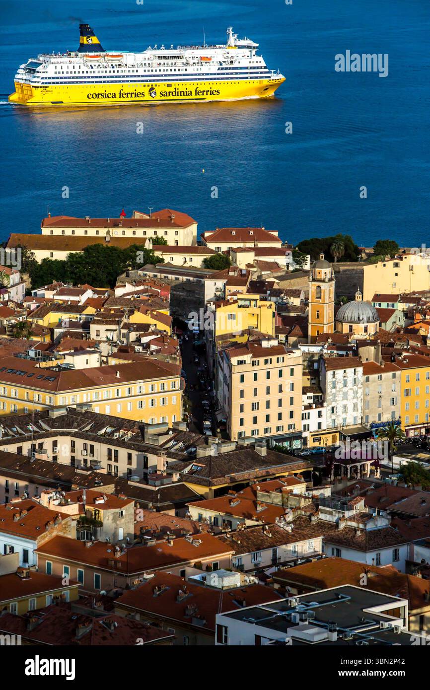 FRANCE. CORSE DU SUD (2A) AJACCIO. DÉPART DU BATEAU CORSE FERRIES Banque D'Images