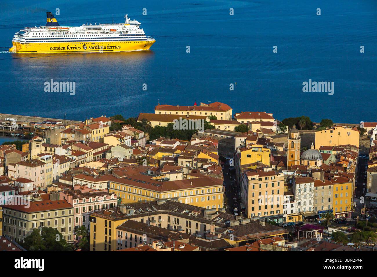 FRANCE. CORSE DU SUD (2A) AJACCIO. DÉPART DU BATEAU CORSE FERRIES Banque D'Images