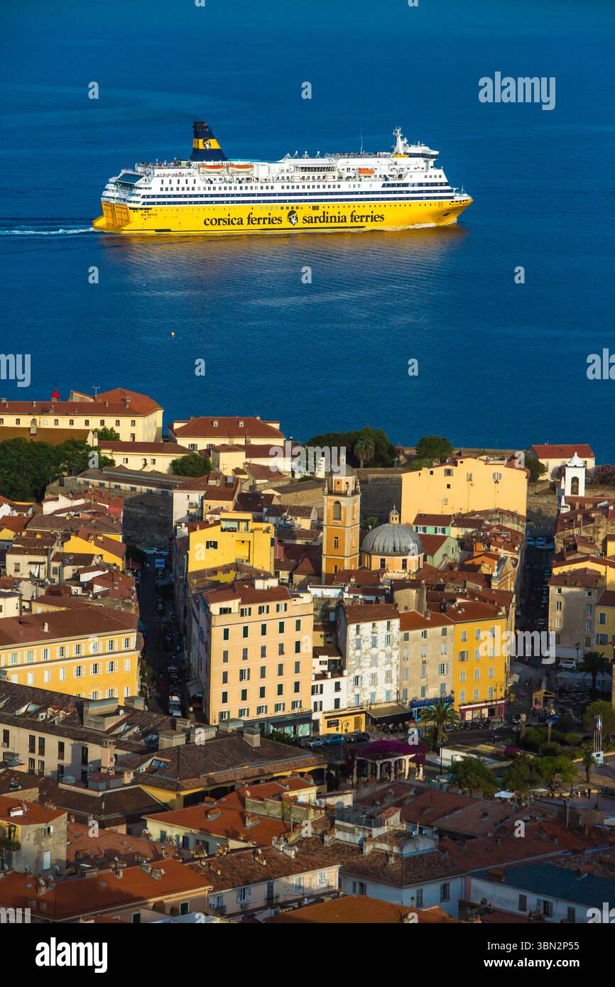 FRANCE. CORSE DU SUD (2A) AJACCIO. DÉPART DU BATEAU CORSE FERRIES Banque D'Images