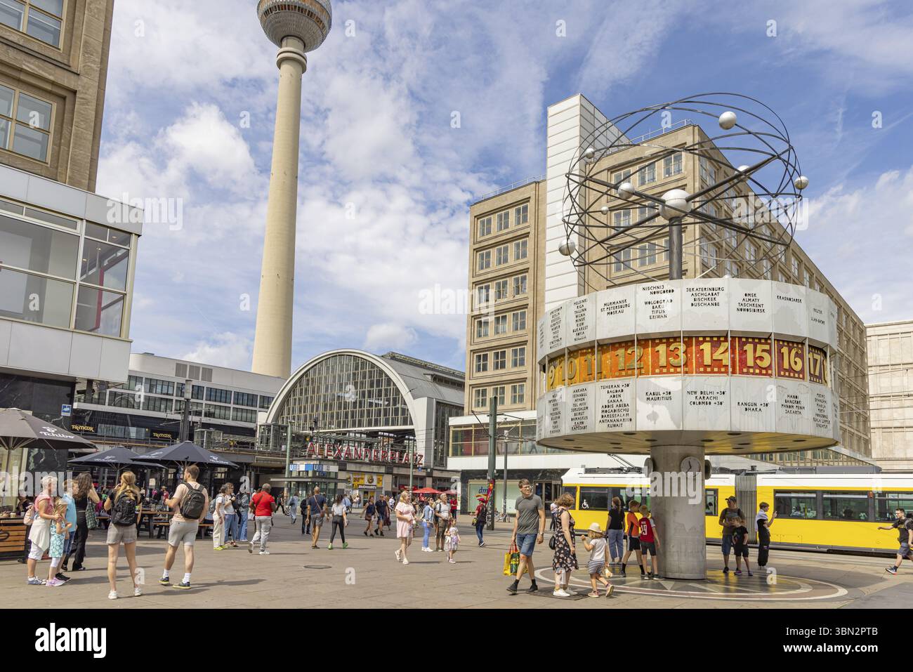 Berlin, Allemagne - 24 juillet 2023 : Alexander Platz avec Urania World Clock et tour de télévision et à Berlin en Allemagne Europe Banque D'Images