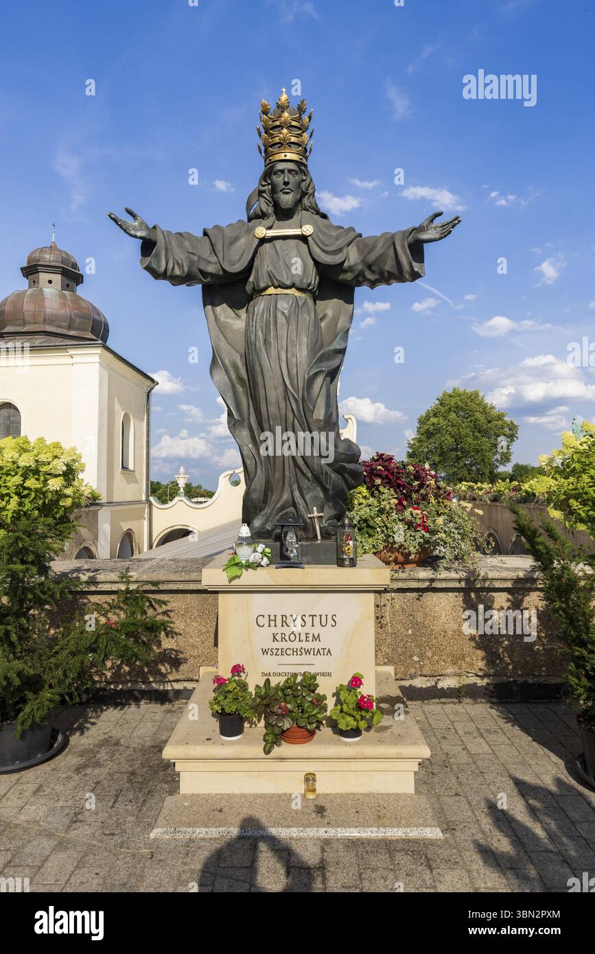 Czestochowa, Pologne - 19 juillet 2023 : statue du Christ noir avec couronne d'or de thriple au monastère et à l'église de Jasna Gora. Lieu de pèlerinage catholique polonais Banque D'Images