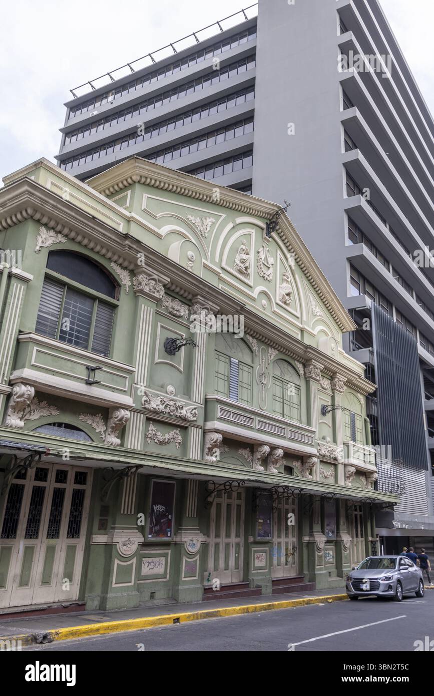 San Jose, Costa Rica -26 mars 2024 : paysage urbain de San Jose avec de beaux vieux baroques coloniaux à côté de l'immeuble de bureaux moderne au Costa Rica Central A Banque D'Images