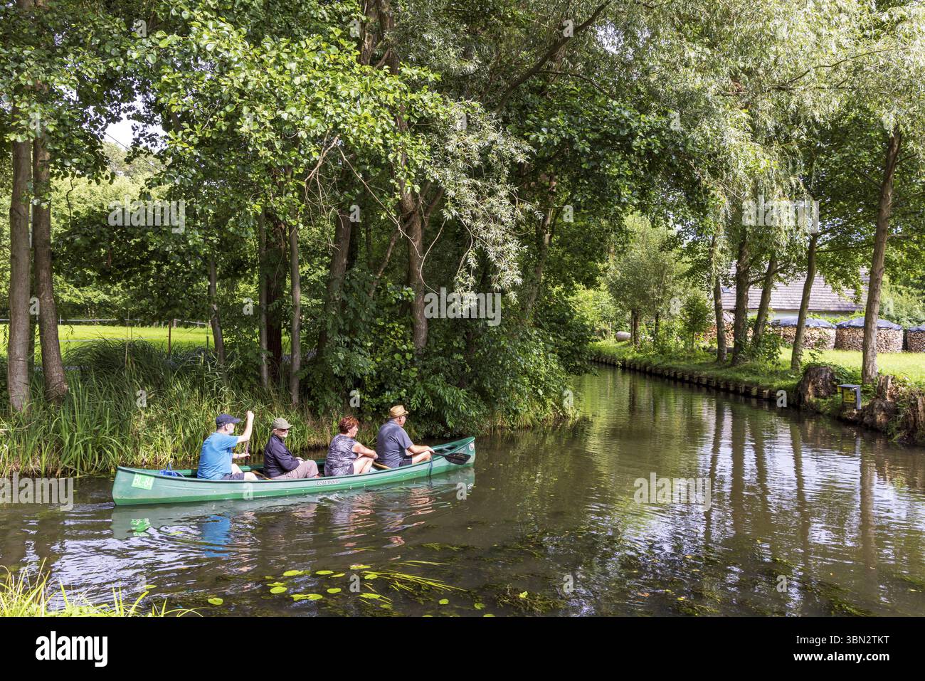 Burg, Allemagne - 22 juillet 2023 : passage écluse lors d'un voyage en canoë à Spreewald Venise de l'Allemagne avec beaucoup de canaux et plaisir de l'eau entre Dresde Banque D'Images