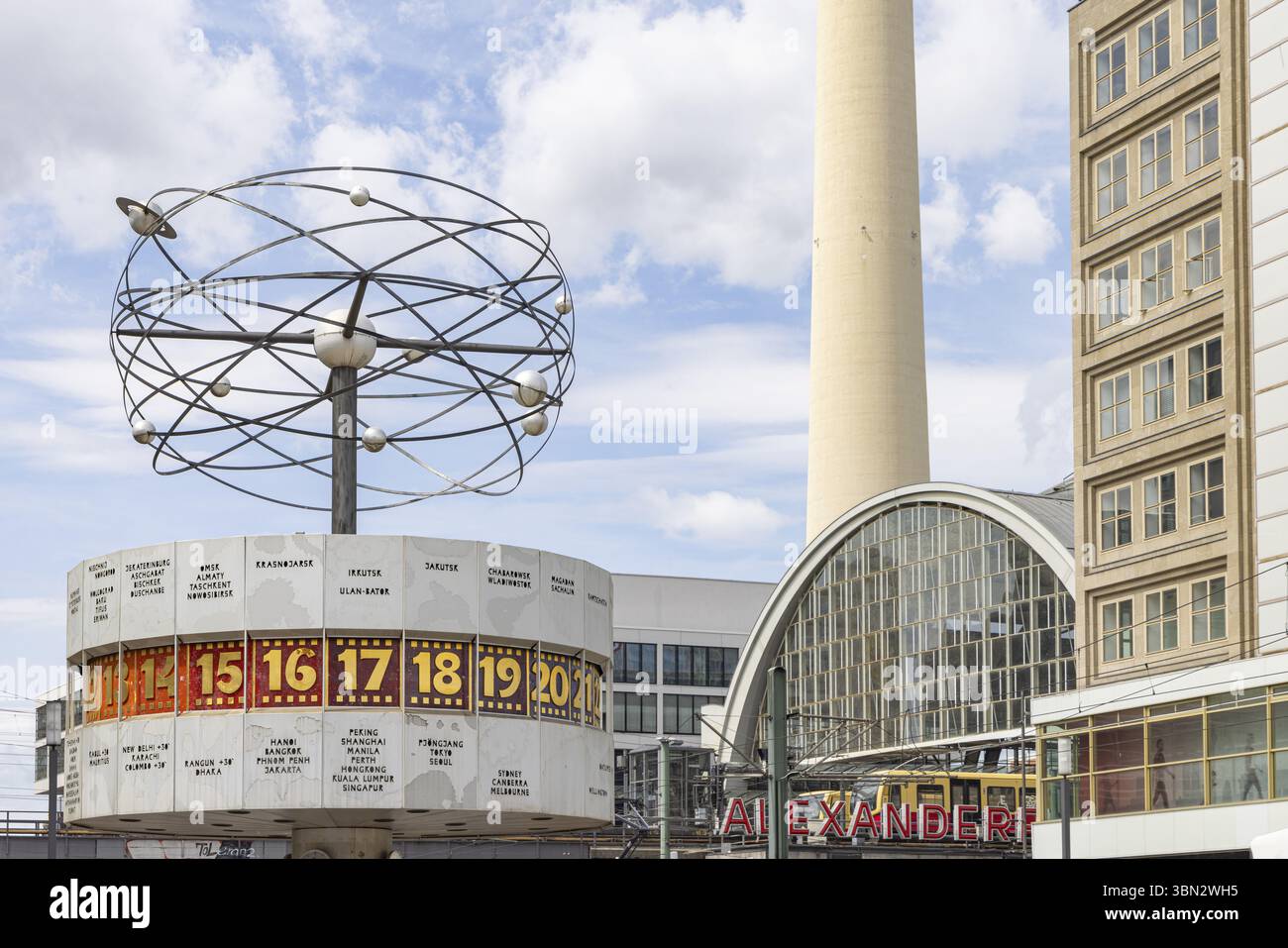 Berlin, Allemagne - 24 juillet 2023 : Alexander Platz avec Urania World Clock et tour de télévision et à Berlin en Allemagne Europe Banque D'Images