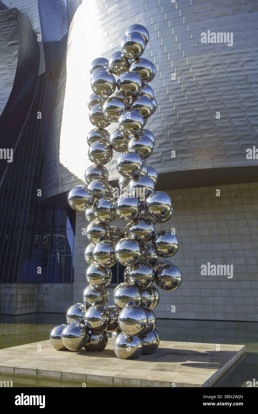 Une sculpture faite de sphères métalliques devant un bâtiment moderne, Bilbao, pays Basque, Espagne, Europe Banque D'Images