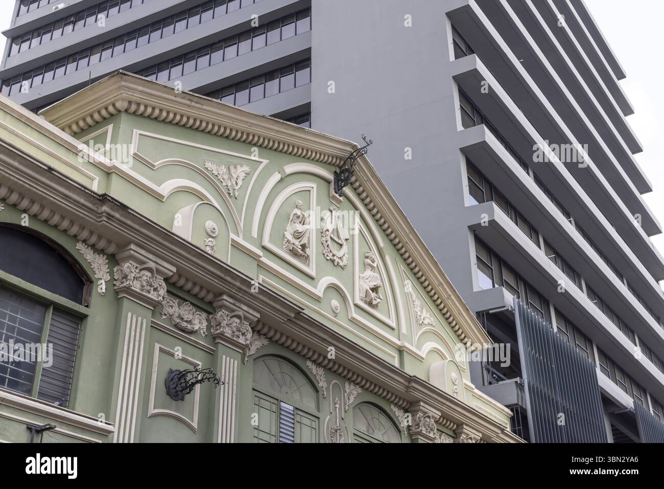 San Jose, Costa Rica -26 mars 2024 : paysage urbain de San Jose avec de beaux vieux baroques coloniaux à côté de l'immeuble de bureaux moderne au Costa Rica Central A Banque D'Images