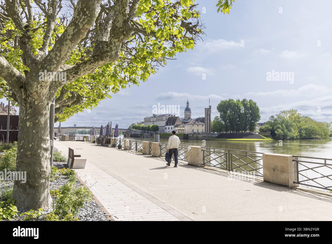 Boulevard longeant la Saône avec vue sur l'île Saint-Laurent et notre du doyenne à Chalon-sur-Saône en Bourgogne en France Banque D'Images