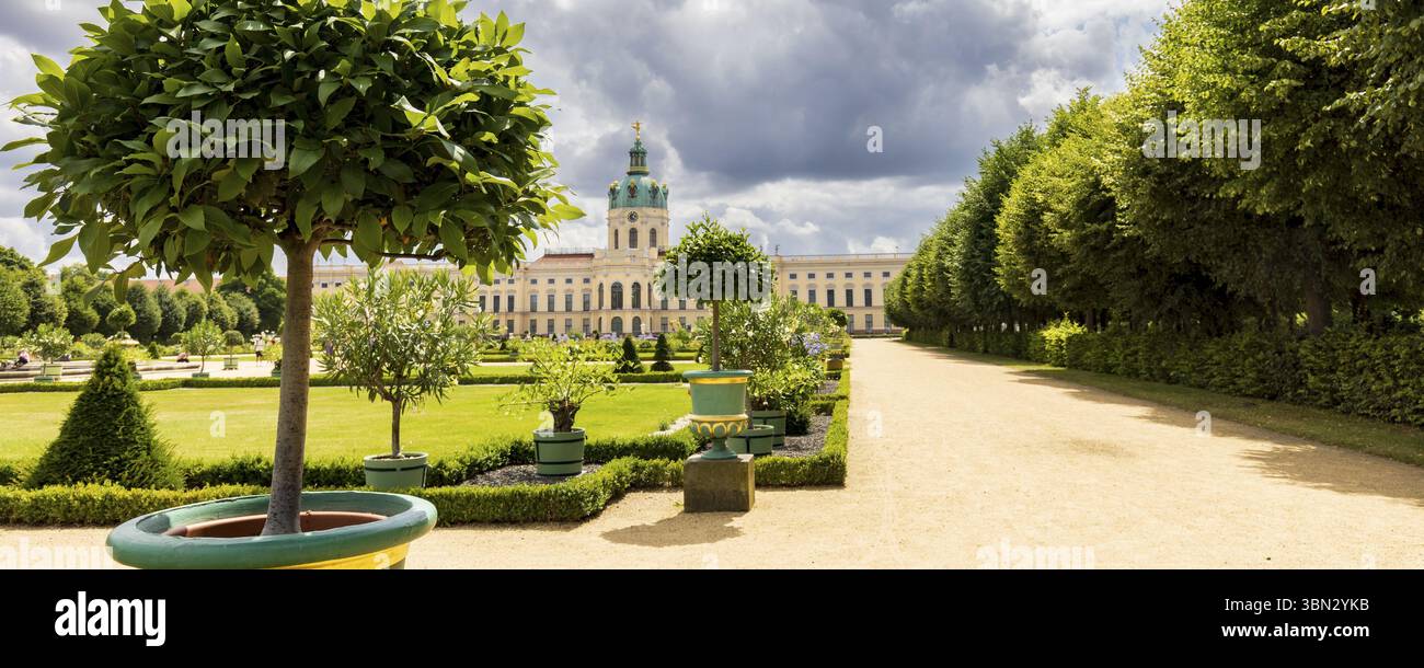 Élégants jardins royaux de style français du palais de Charlottenburg à Berlin, Allemagne, Europe Banque D'Images