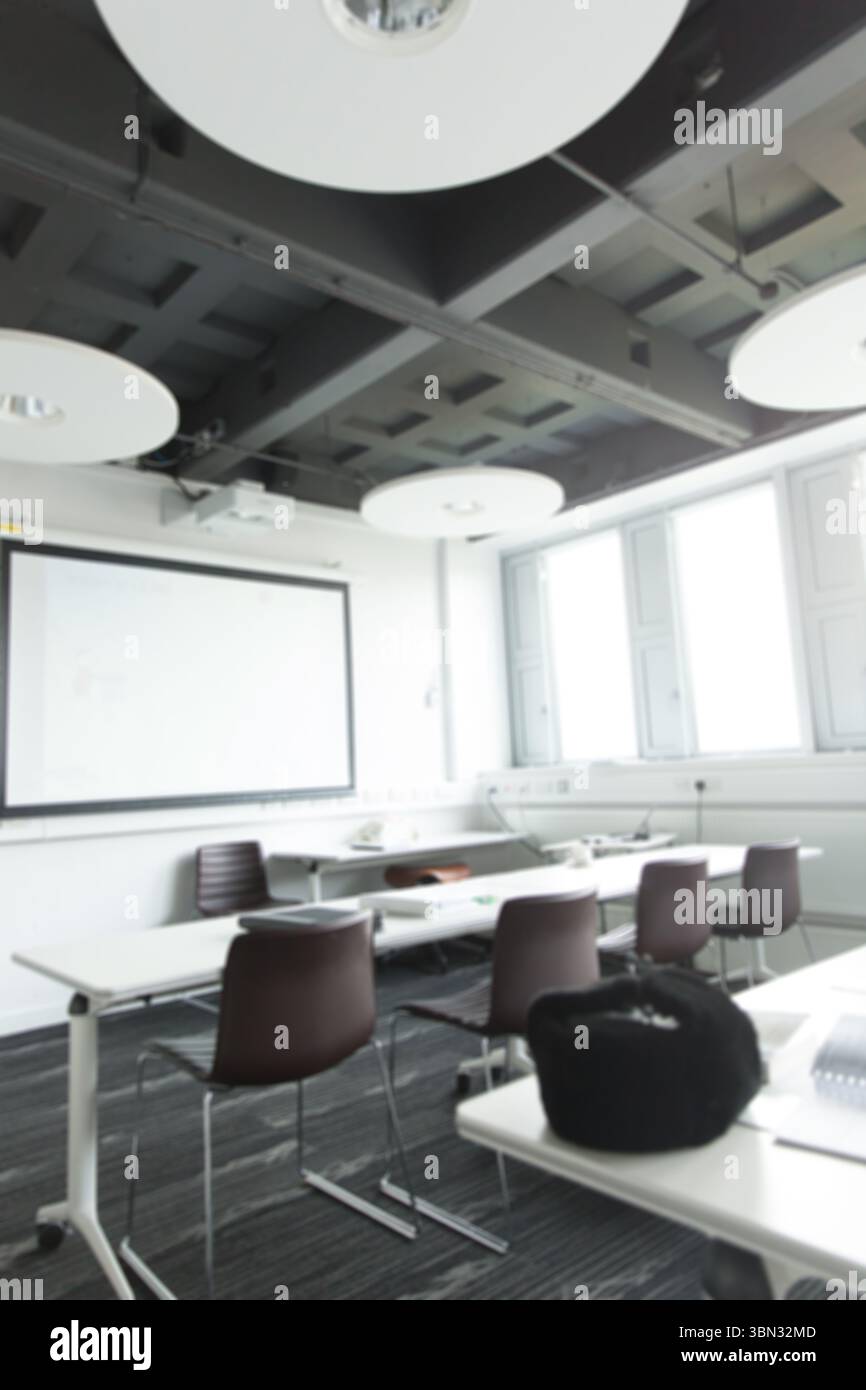 La salle de réunion au design plat comprend des tables blanches, des chaises marron, un projecteur et des fenêtres à volets Banque D'Images La salle de réunion au design plat comprend des tables blanches, des chaises marron, un projecteur et des fenêtres à volets Banque D'Images