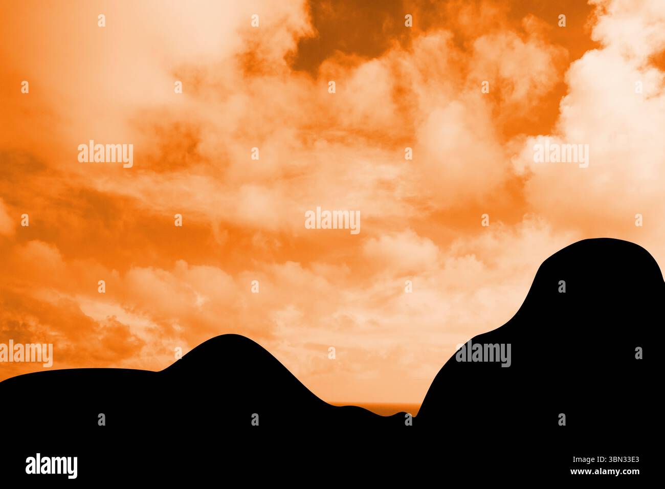 Les collines ondulantes silhouettées créent une scène de design plat minimaliste avec un ciel orange chaud et des nuages Banque D'Images Les collines ondulantes silhouettées créent une scène de design plat minimaliste avec un ciel orange chaud et des nuages Banque D'Images