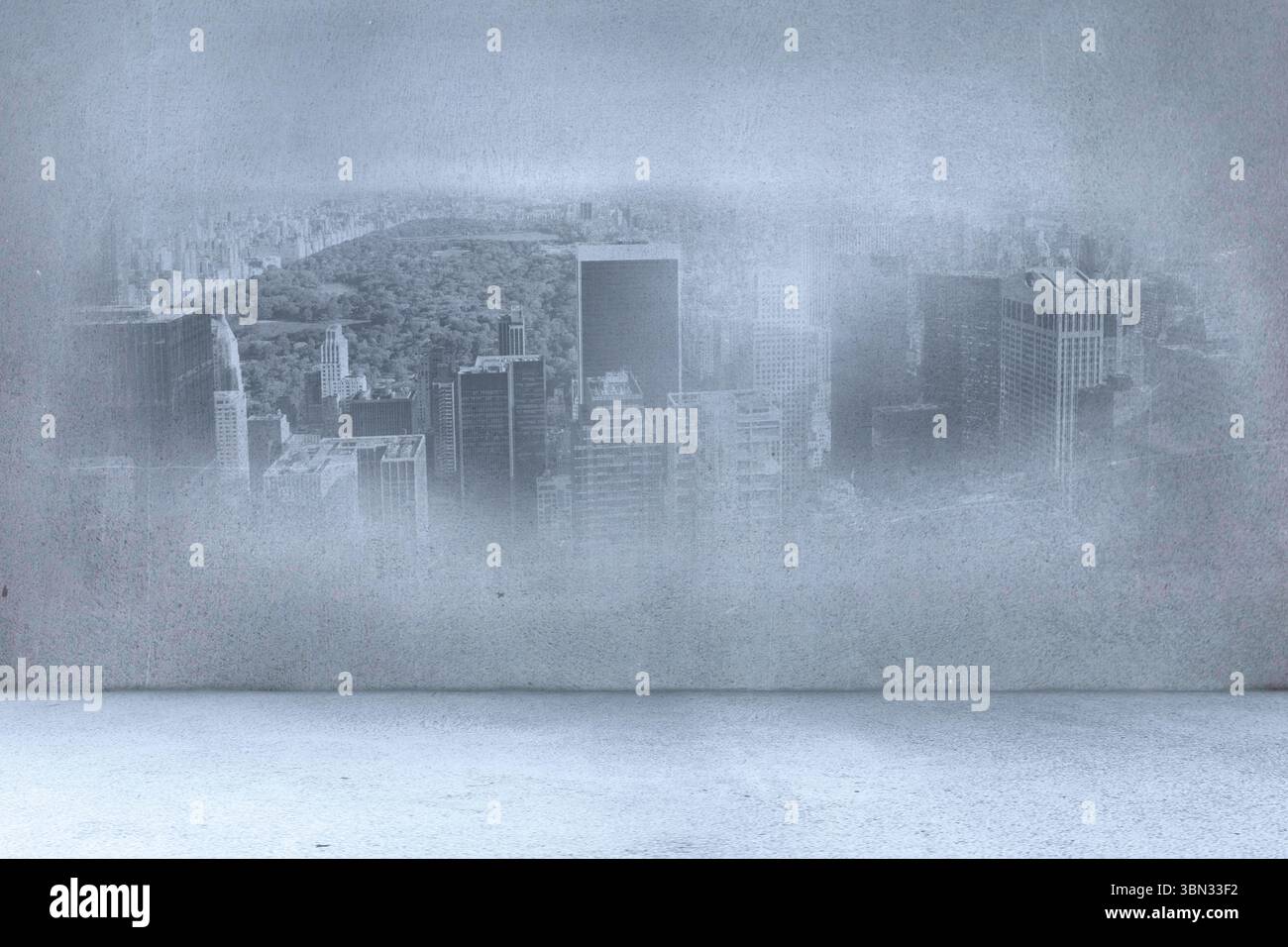 Le mur en béton gris texturé est montré dans un intérieur design plat, avec la ligne d'horizon de la ville brumeuse Banque D'Images