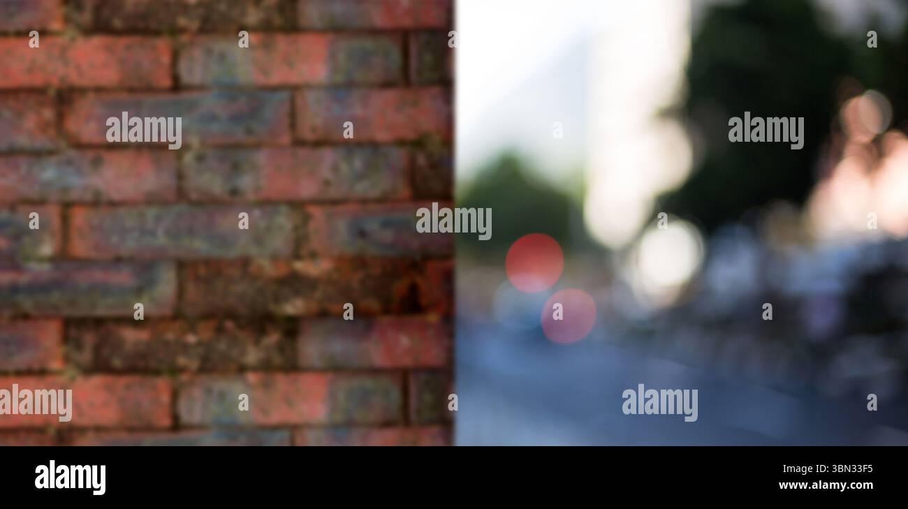 Le mur de briques rouges occupe la moitié gauche dans un design plat, montrant un bokeh de rue urbaine floue Banque D'Images