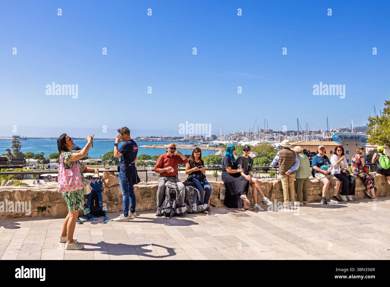 Femme prenant des photos avec son appareil photo mobile dans une attraction touristique à Palma, Majorque Banque D'Images