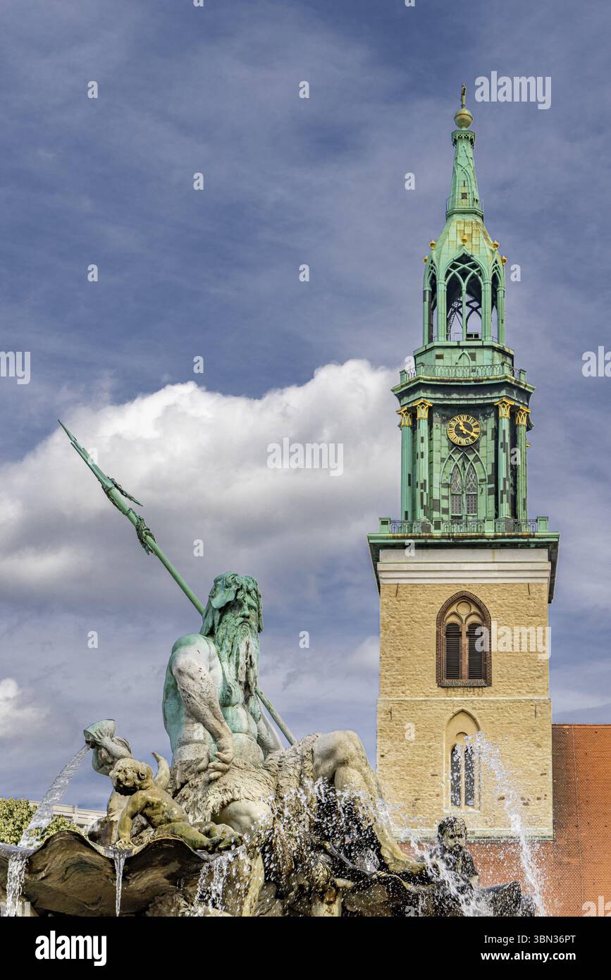 Berlin, Allemagne - 24 juillet 2023 : la fontaine romaine Neptune ou Zeus et St Mary Churchin Berlin en Allemagne Europe Banque D'Images