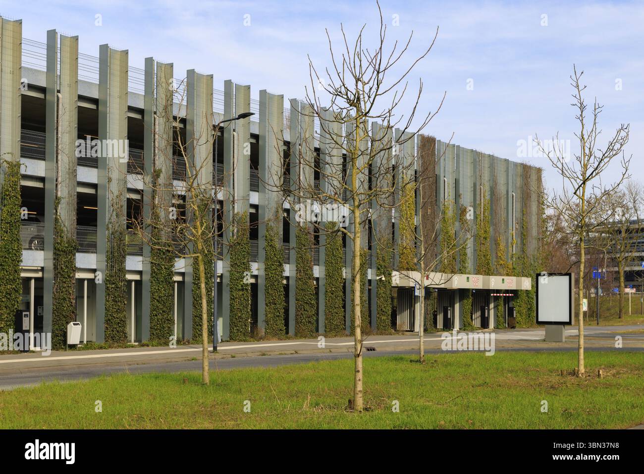 Den Bosch - pays-Bas - 15 février 2023 : parking vert durable et transfert Deutersestraat à Den Bosch Noord-Brabant, pays-Bas Banque D'Images