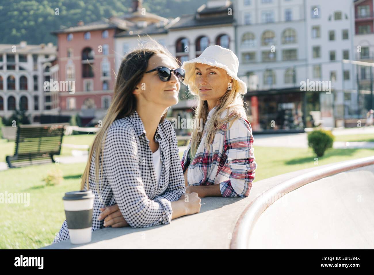 Zwei stilvolle kaukasische Hipster-Frauen im Sommer im Freien Banque D'Images