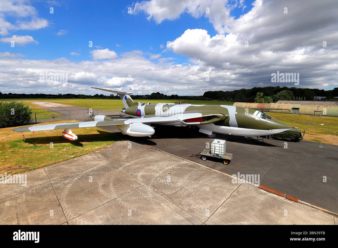 Le Handley page Victor XL231 Lusty Linda au Yorkshire Air Museum après sa peinture récente dans la livrée de la guerre froide. Banque D'Images