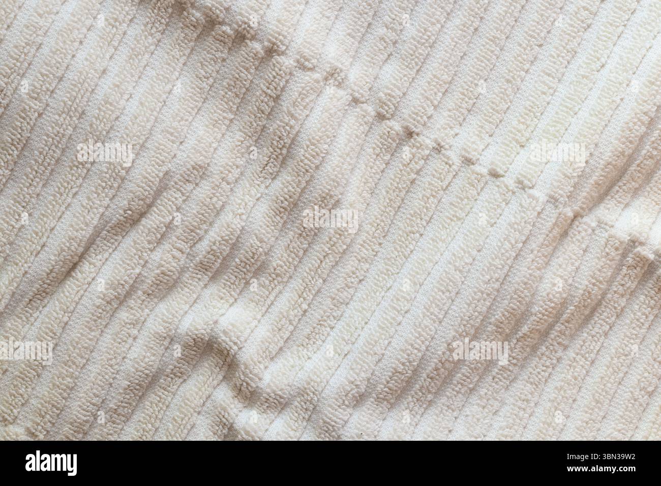 Serviette éponge blanche rayée comme fond gros plan, tissu shaggy Banque D'Images