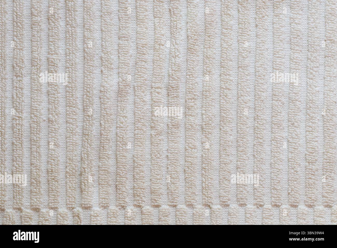 Serviette éponge blanche rayée comme fond gros plan, tissu shaggy Banque D'Images
