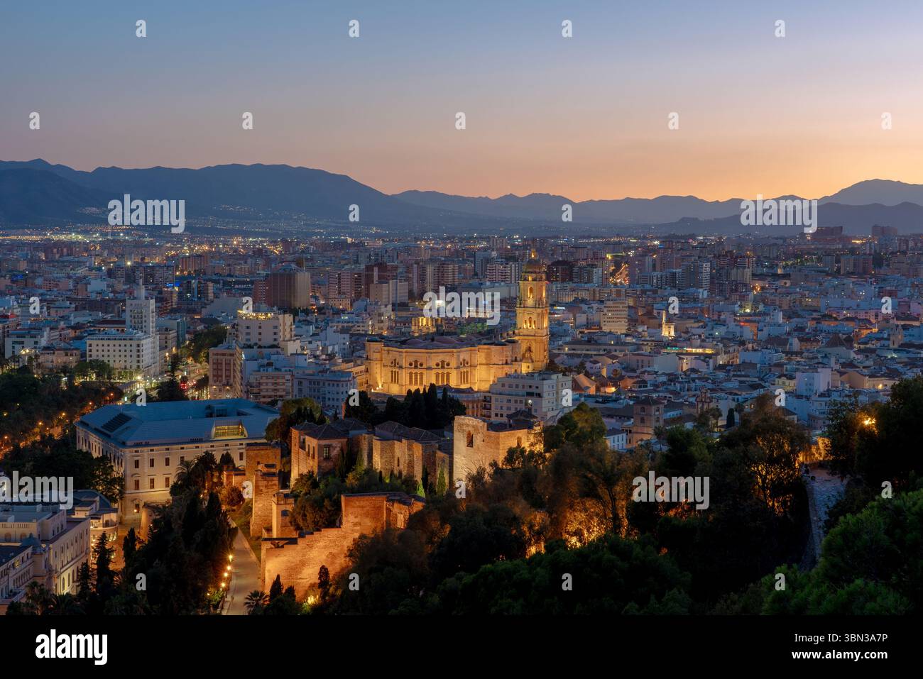 Ceci est une vue de la ville de Malaga avec la cathédrale historique de Malaga et la vieille ville dans le centre le 27 juin 2021 à Malaga, Espagne Banque D'Images