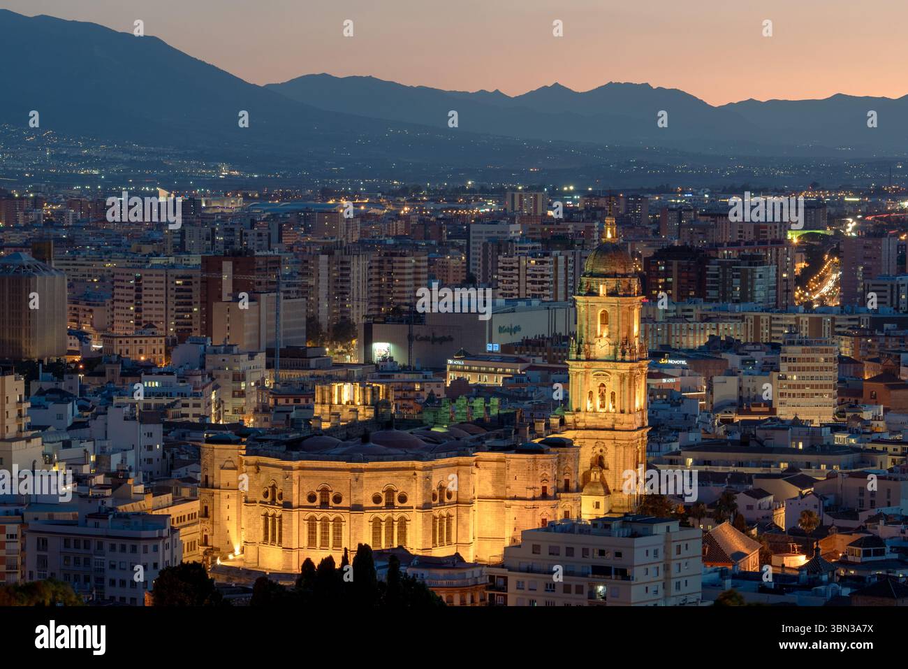 Ceci est une vue de la cathédrale historique de Malaga, un monument et site religieux dans le centre historique de la ville le 27 juin 2021 à Malaga, Espagne Banque D'Images