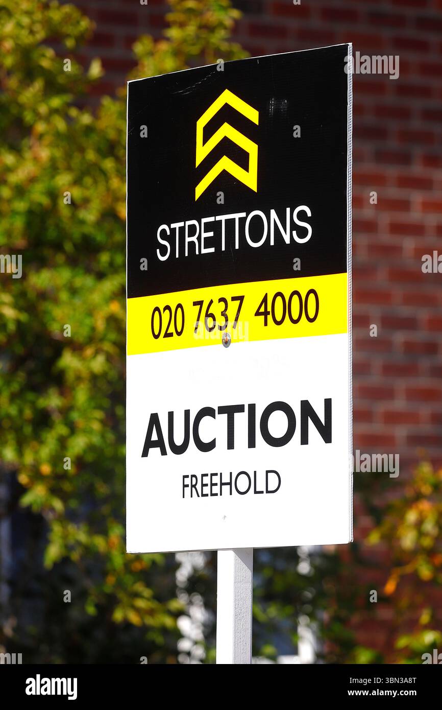 Un panneau annonçant une propriété aux enchères à Leeds par Strettons Banque D'Images