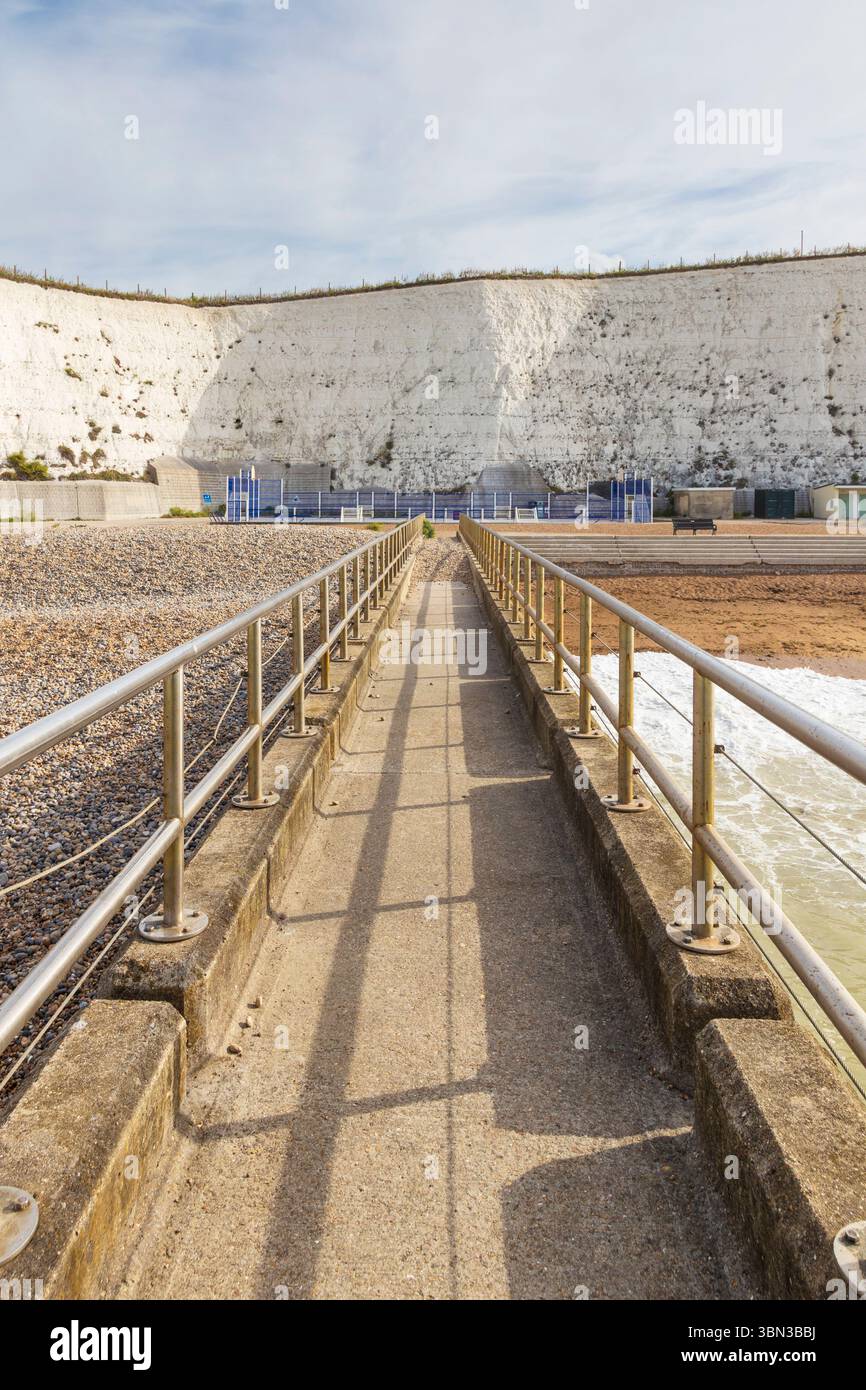 Falaises blanches à Rottingdean de Groyne regardant l'intérieur Banque D'Images