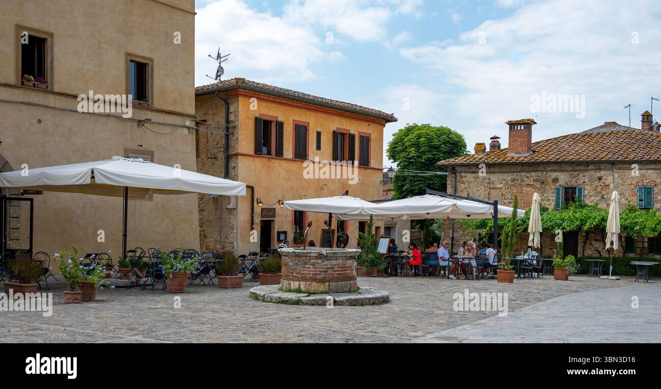 Piazza Dante Alighieri, Monteriggioni, Toscane, Italie Banque D'Images