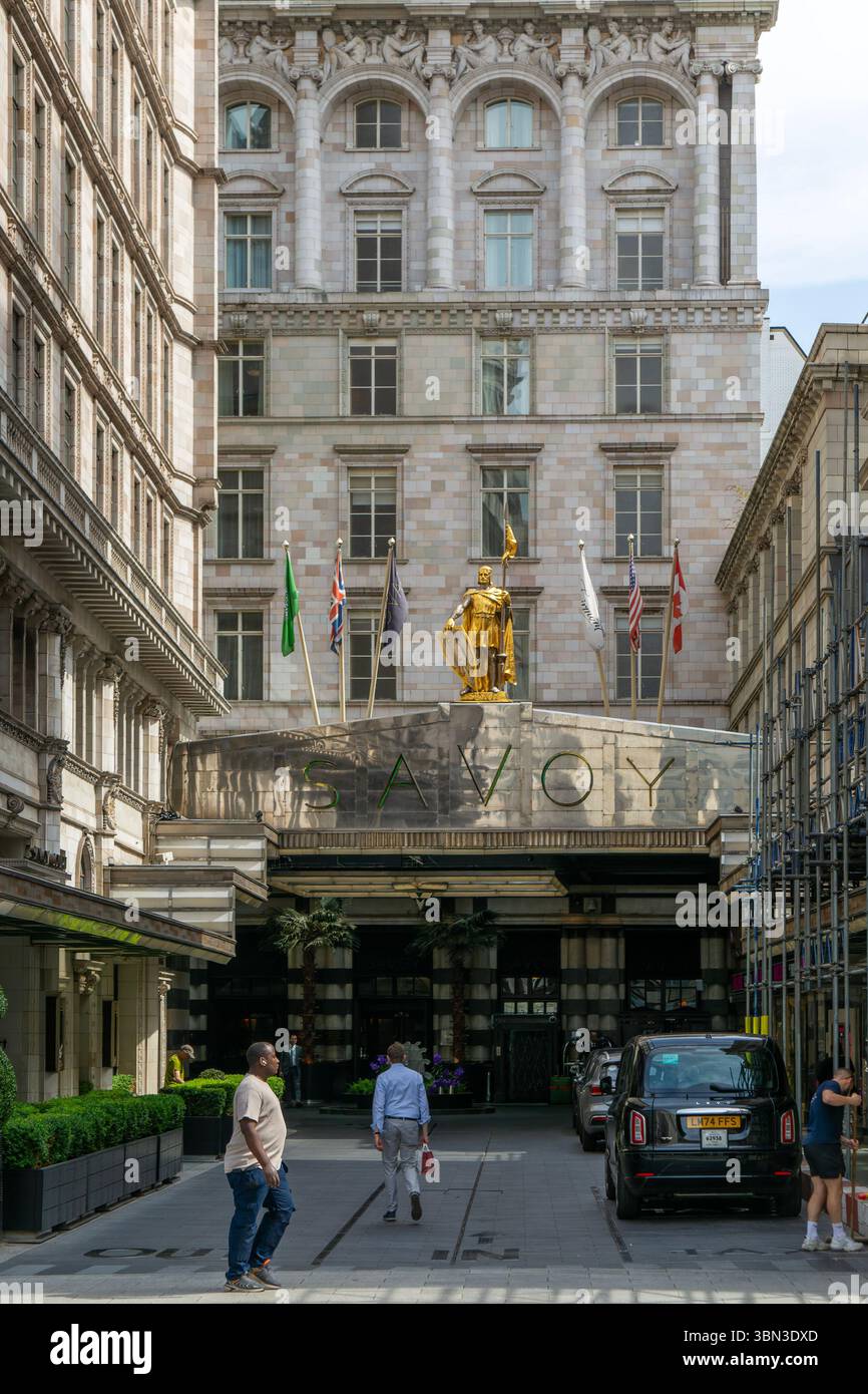 Figure dorée du comte Pierre de Savoie au-dessus de l'entrée de l'hôtel Savoy, Strand, centre de Londres, Angleterre, Royaume-Uni Banque D'Images