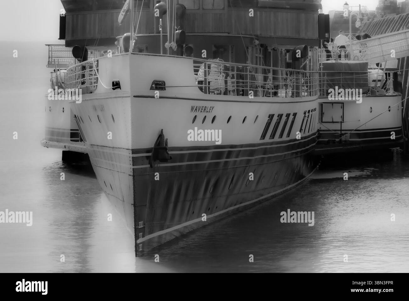 Le Waverly, le dernier bateau à aubes océanique au monde, visitant le port de Porthcawl au sud du pays de Galles, via le canal de Bristol. Banque D'Images