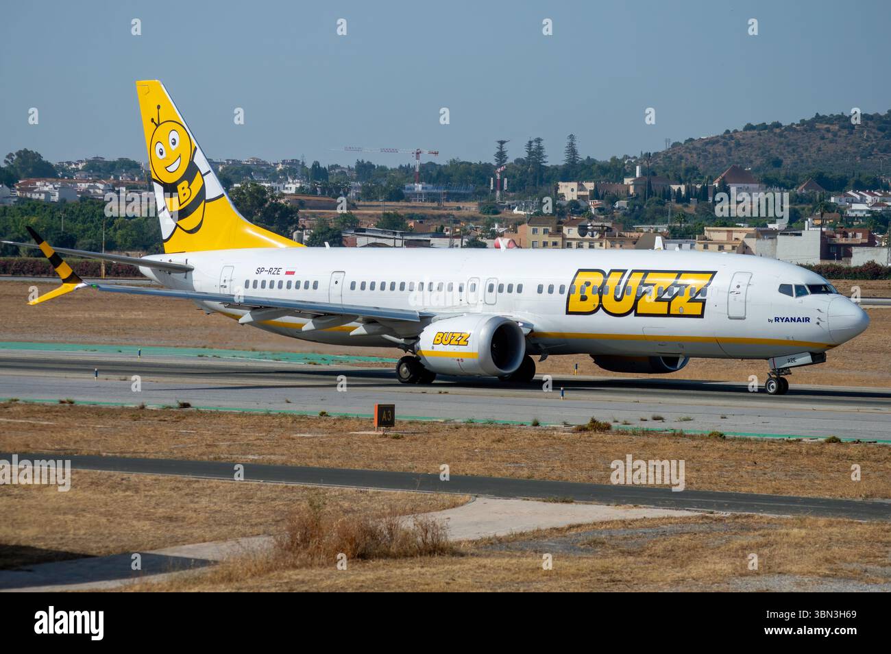 Avión de Línea moderno Boeing 737 MAX de la aerolínea de bajo coste Buzz, filial de Ryanair en el aeropuerto de Málaga con matrícula SP-RZE Banque D'Images