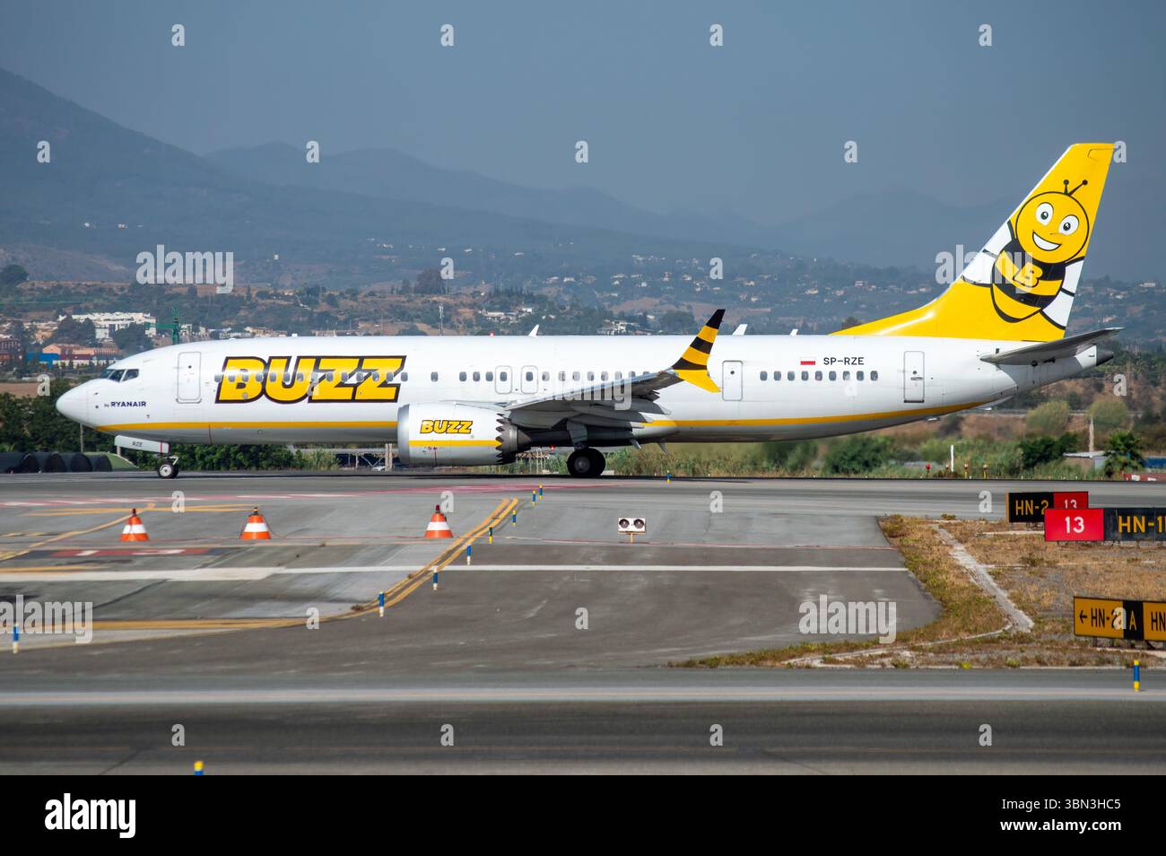 Avión de Línea moderno Boeing 737 MAX de la aerolínea de bajo coste Buzz, filial de Ryanair en el aeropuerto de Málaga con matrícula SP-RZE Banque D'Images