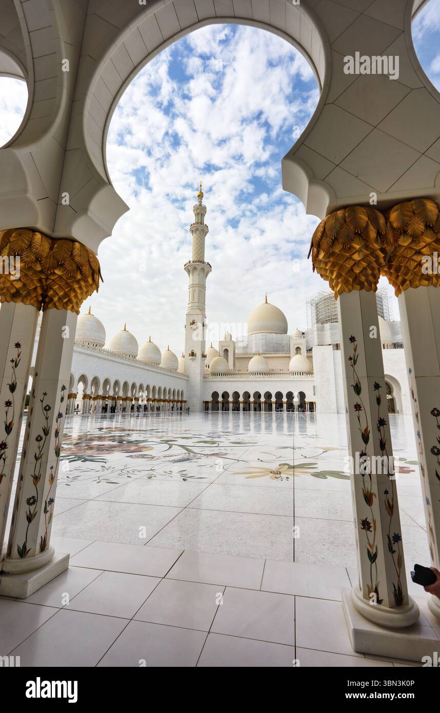 Belle Grande Mosquée Sheikh Zayed à Abu Dhabi, eau Banque D'Images