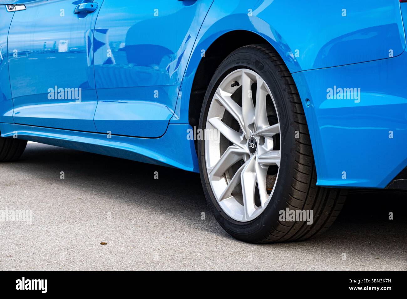 Presov, Slovaquie - 29 octobre 2023 : détail de la jante en alliage sur la berline bleue Audi A5 Sportback F5 garée Banque D'Images
