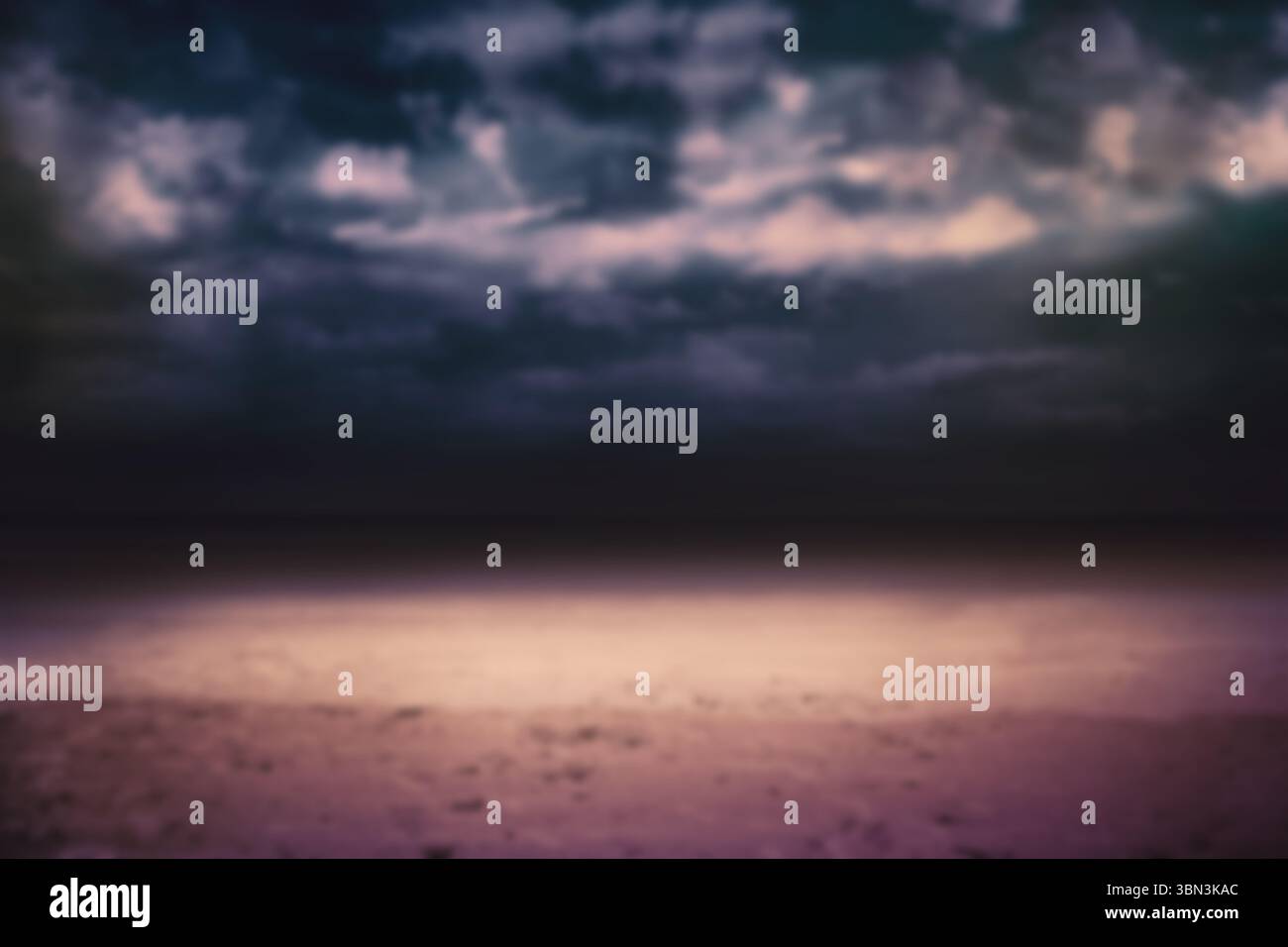 Vue panoramique sur la plage contre les nuages de tempête Banque D'Images
